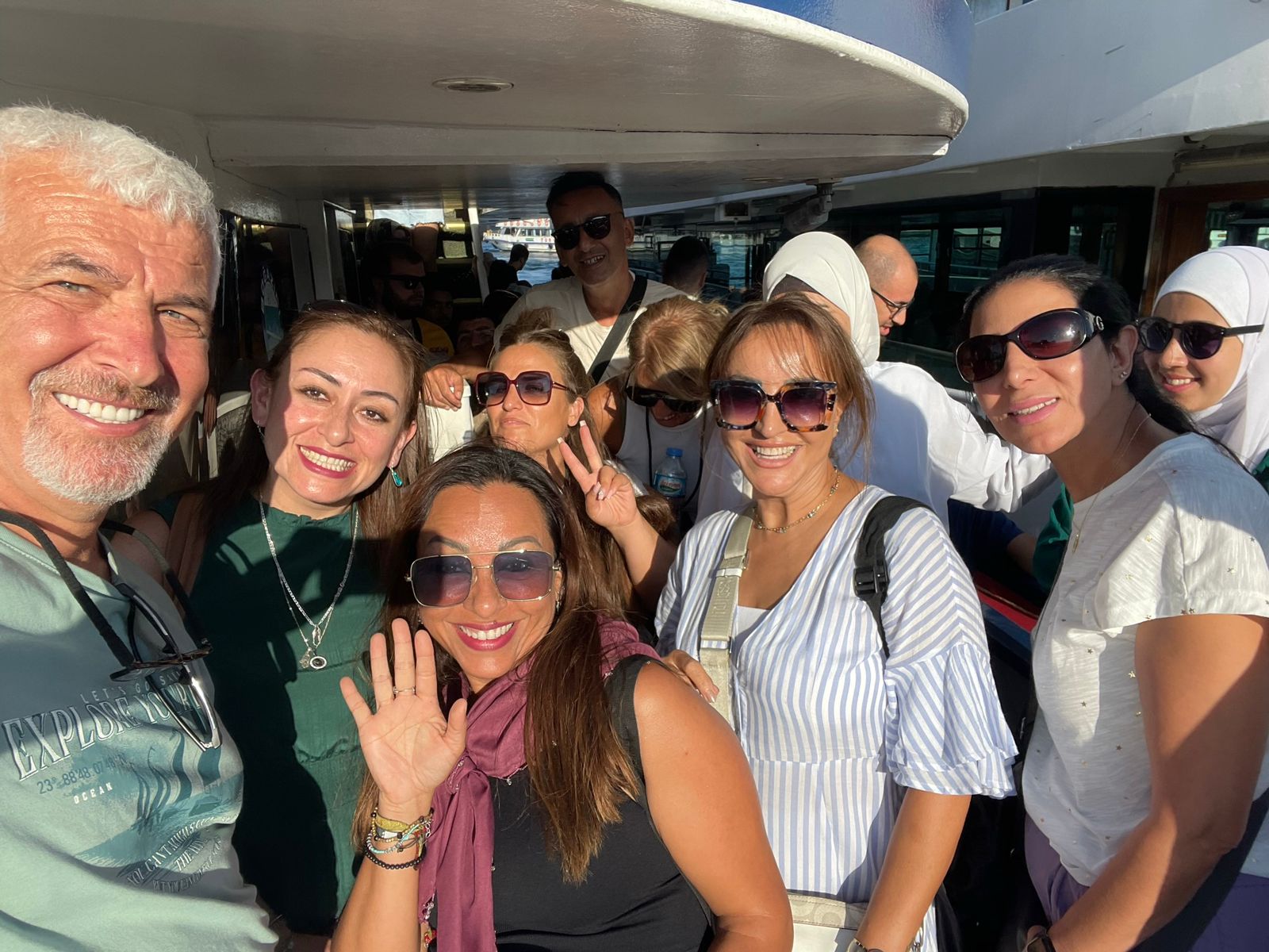 Grupo de viajeros contentos en Turquía con BlueMarise