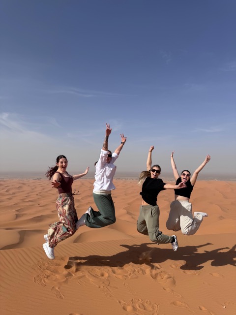Turistas de BlueMarise en desierto de Merzouga